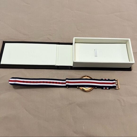 Daniels Williton woman’s watch with original case. - Picture 5 of 16